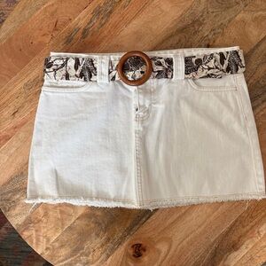 Old Navy Y2K style White Mini Skirt with Patterned Belt
